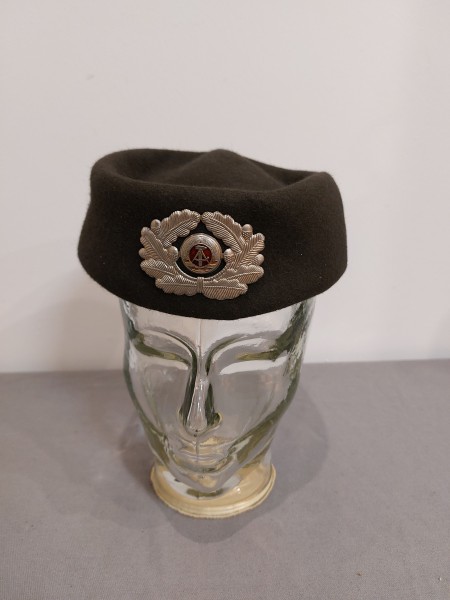 DDR Damenkappe Frauenkappe Kappe NVA Landstreitkräfte Größe 57 mit Abzeichen