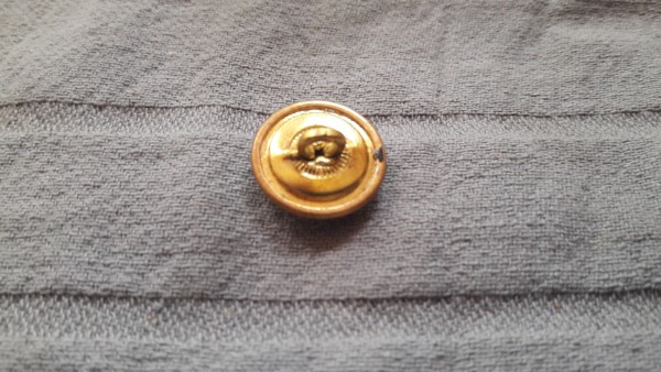 Allgemein: Knopf 16mm Messing Helm mit Beil und Axt