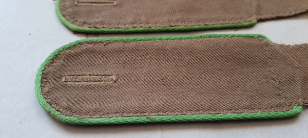 Schulterklappen Mannschaften, khaki mit grüner Paspel