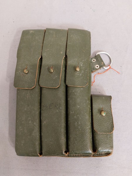 Wehrmacht Magazintasche MP40 für 3 Magazine und Lader - Leder grün