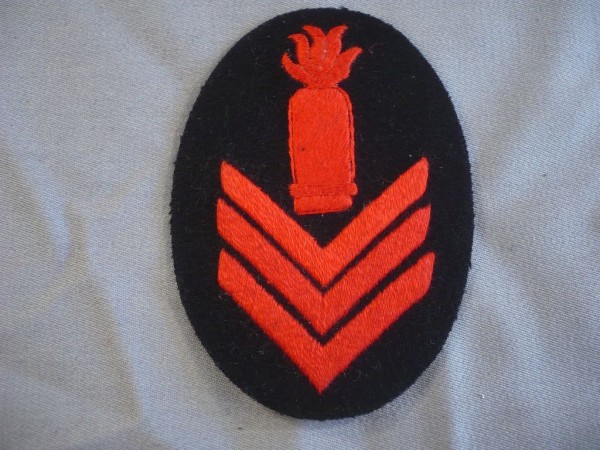 Laufbahnabzeichen Geschützführer 3 Winkel, Kaiserliche Marine, rot auf blau