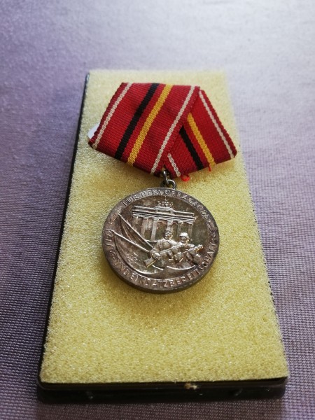 DDR Verdienstmedaille der Kampfgruppen der Arbeiterklasse in Silber Bartel 184e