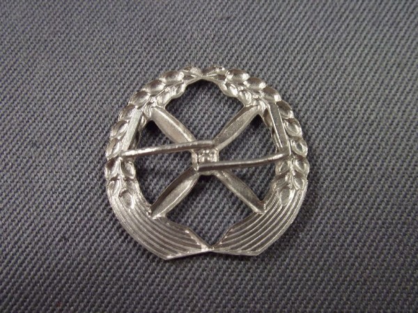 Mützenabzeichen Propeller im Kranz für Schirmmütze Luftstreitkräfte, Metall silber