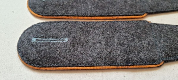 Schulterklappen Mannschaften, blaugrau mit oranger Paspel
