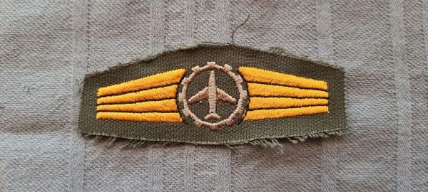 Tätigkeitsabzeichen, Logistisches Personal bronze auf oliv goldene Schwingen