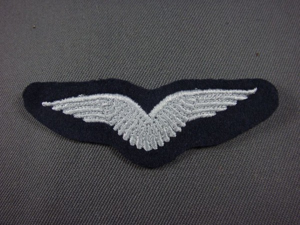 Tätigkeitsabzeichen, Militärluftfahrzeugführer zweites Modell, silber maschinengestickt auf dunkelblau Flugzeugführer Doppelschwinge