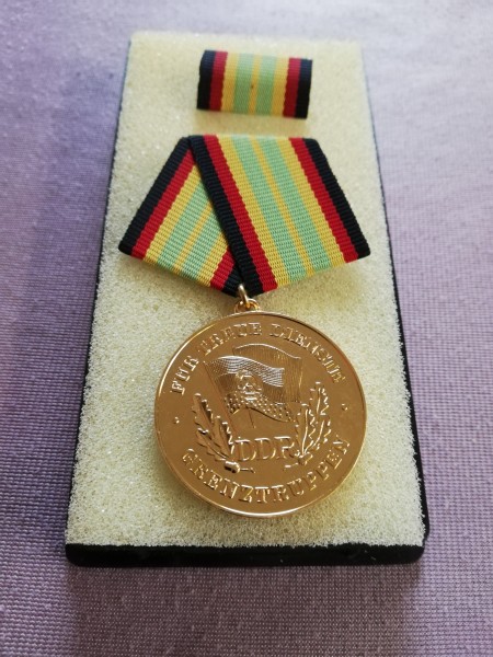 DDR Medaille für treue Dienste in den Grenztruppen in Gold Bartel 284d