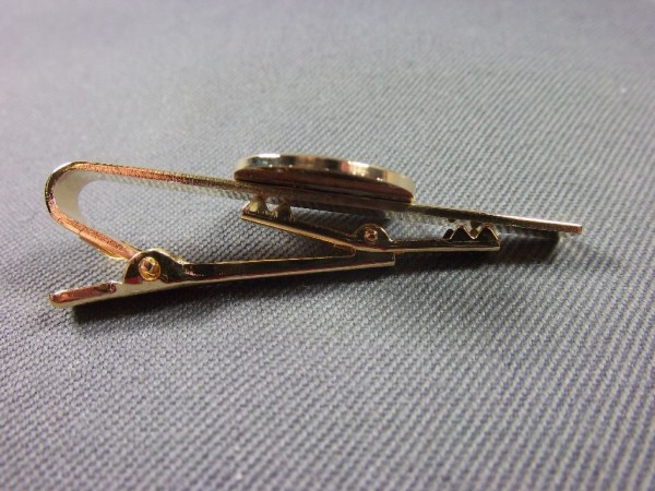 Mecklenburg-Vorpommern: Krawattenspange mit Armabzeichen Mecklenburg- Vorpommern alte Art grün