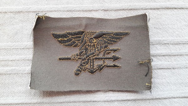 Brustabzeichen Navy Seals schwarz auf oliv