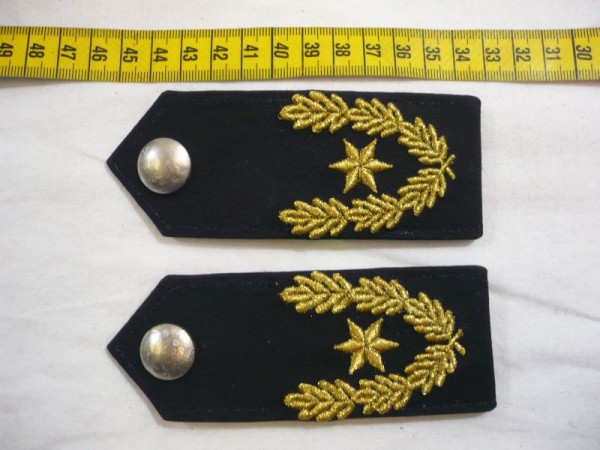 Allgemein: Schulterklappen Polizei blau, 1 Stern gold und 6 Eichenlaube gold- oben offen, Druckknopf silber geätzt