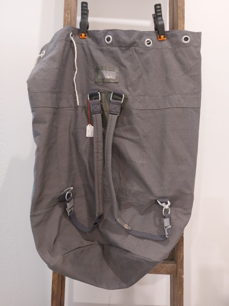 DDR Seesack Wäschesack NVA in gau mit Riemen Original