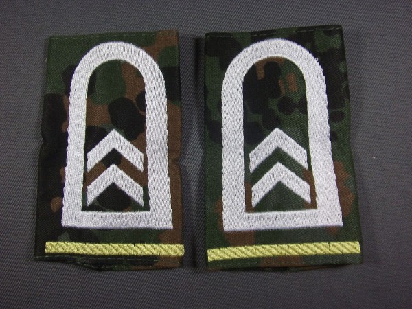 Rangschlaufen Oberfeldwebel weiß auf Flecktarn mit Waffenfarbe Fernmeldetruppe - zitronengelb