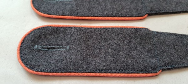 Schulterklappen Mannschaften, blaugrau mit oranger Paspel