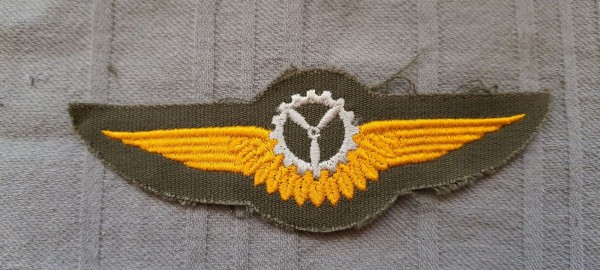 Tätigkeitsabzeichen Bordmechaniker, silber gold auf oliv