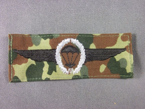 Fallschirmspringerabzeichen BW silber auf Flecktarn maschinengestickt, großer Fallschirm